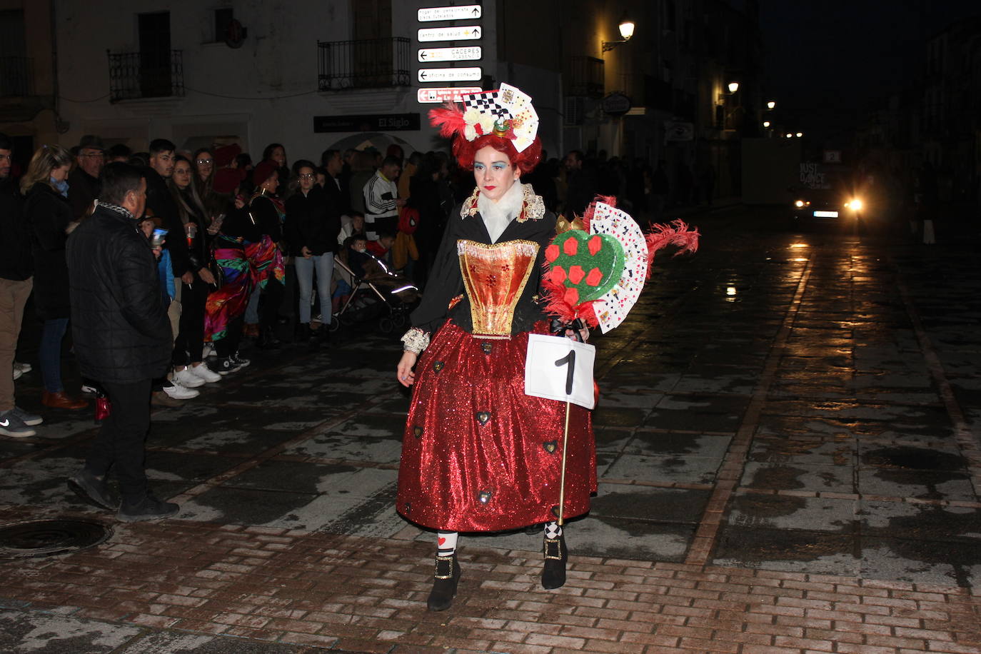 Imagen secundaria 1 - Los títeres de la comparsa 'La fábrica de títares' ganan el primer premio del desfile del Carnaval