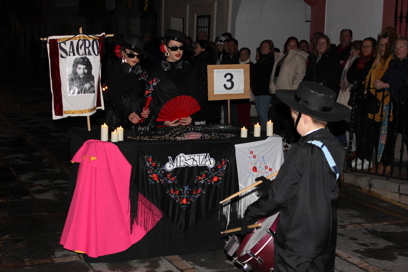 Imagen principal - Los títeres de la comparsa &#039;La fábrica de títares&#039; ganan el primer premio del desfile del Carnaval