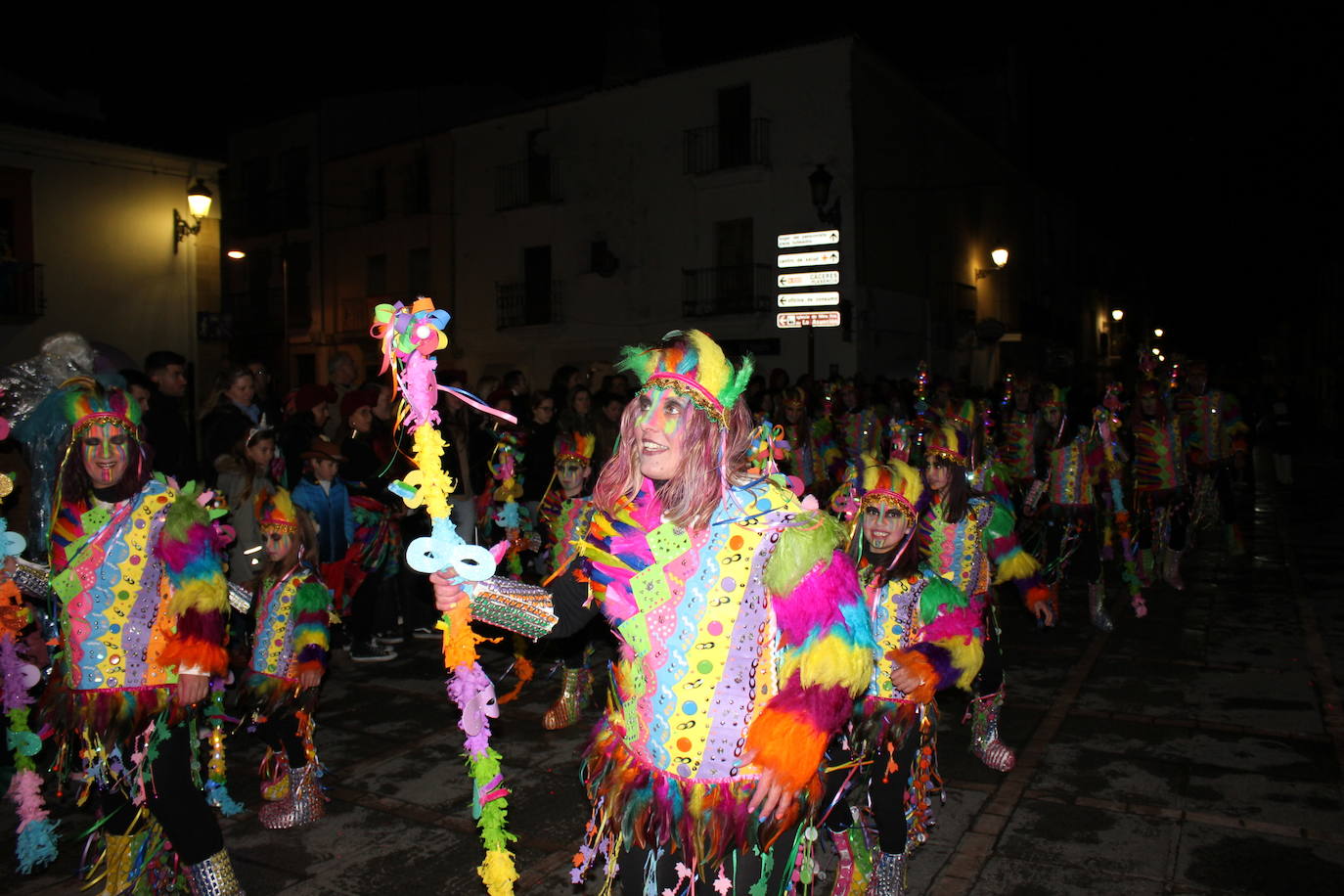 Imagen secundaria 1 - Los títeres de la comparsa 'La fábrica de títares' ganan el primer premio del desfile del Carnaval