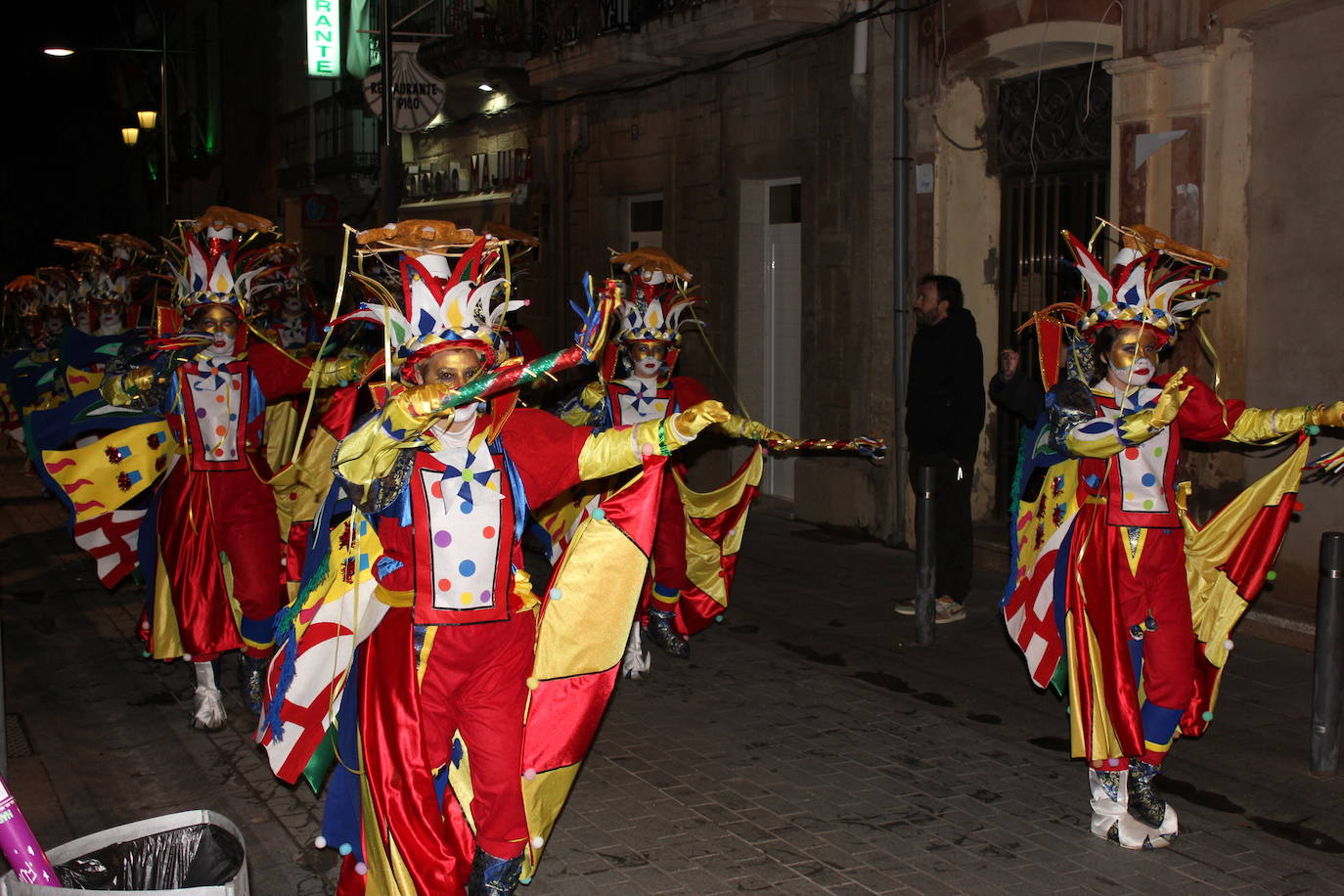 Imagen secundaria 1 - Los títeres de la comparsa &#039;La fábrica de títares&#039; ganan el primer premio del desfile del Carnaval