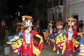 Algunos integrantes de la comparsa ganadora a su paso por la calle Larga.