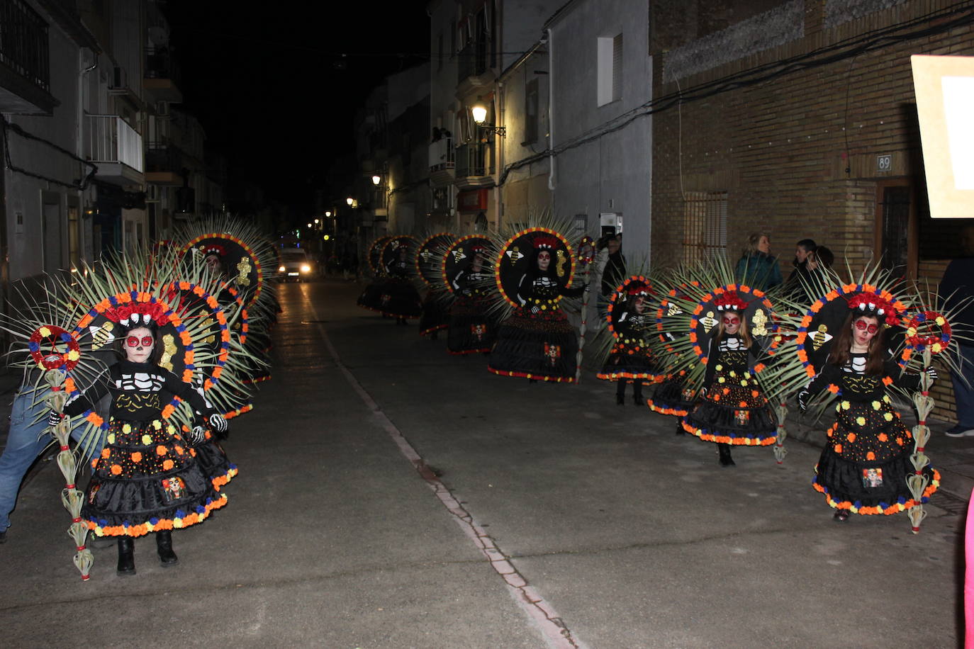 Imagen principal - Los títeres de la comparsa 'La fábrica de títares' ganan el primer premio del desfile del Carnaval