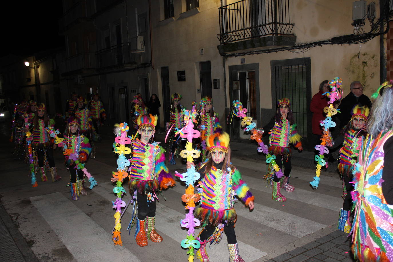 Imagen principal - Los títeres de la comparsa &#039;La fábrica de títares&#039; ganan el primer premio del desfile del Carnaval