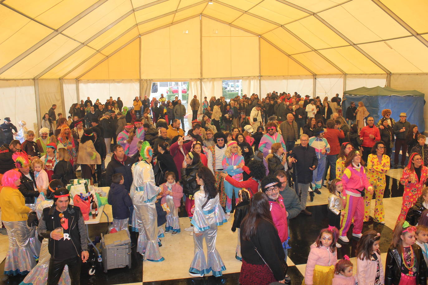 Imagen principal - La boda de los bujacos se celebra por todo lo alto pese al mal tiempo