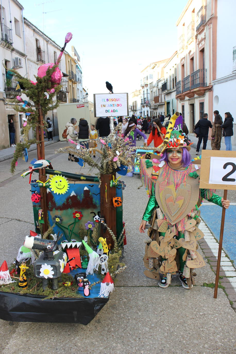 Imagen secundaria 2 - 'Colors fantasy', mejor comparsa infantil del Carnaval casareño