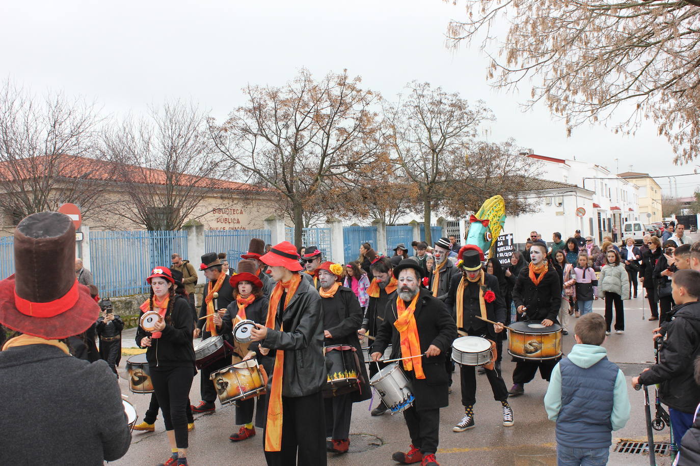 Imagen principal - La quema de la sardina pone fin a varios días de Carnaval
