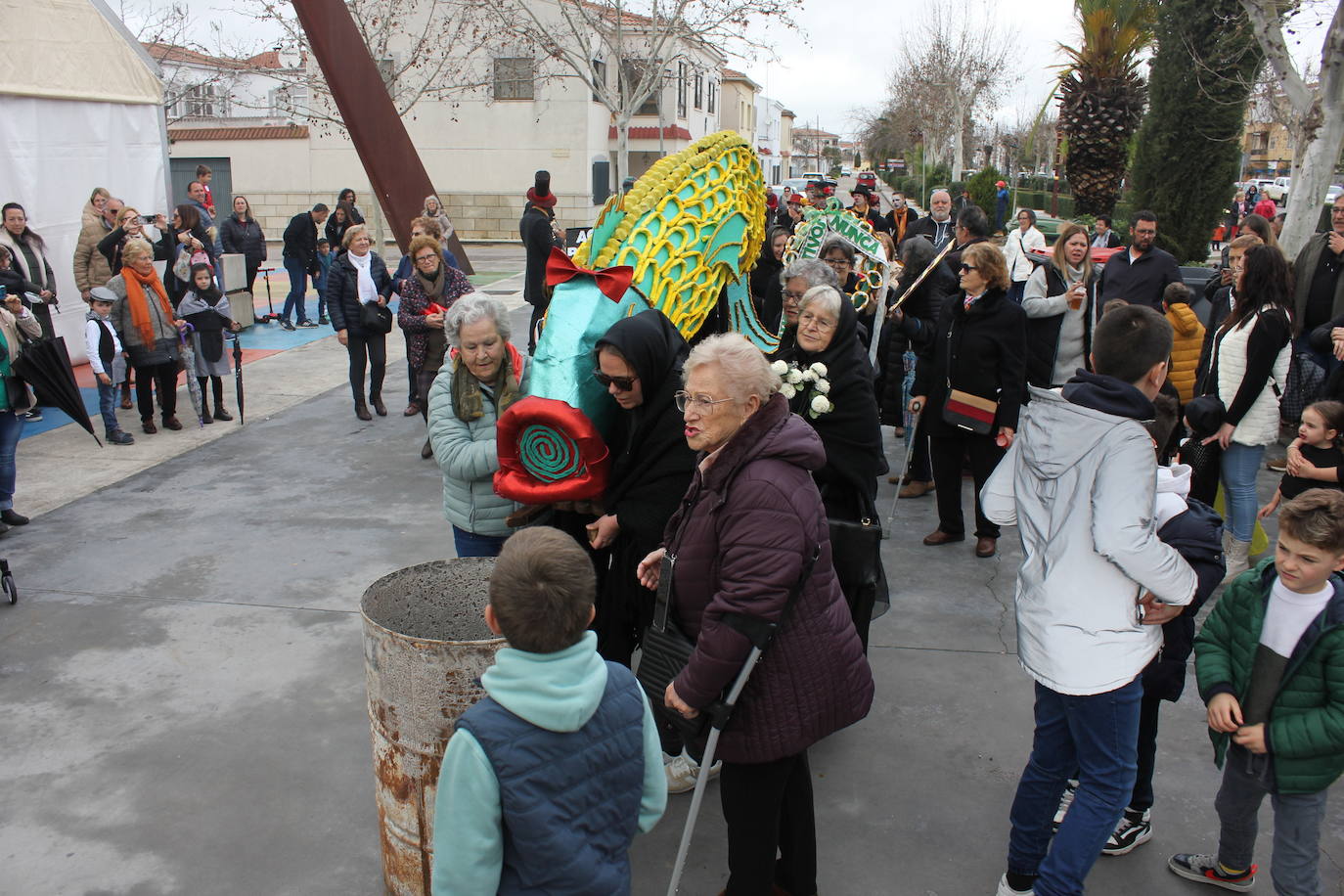 Imagen principal - La quema de la sardina pone fin a varios días de Carnaval