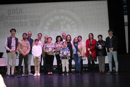 Premiados junto a la alcaldesa Marta Jordán y concejales del equipo de gobierno.
