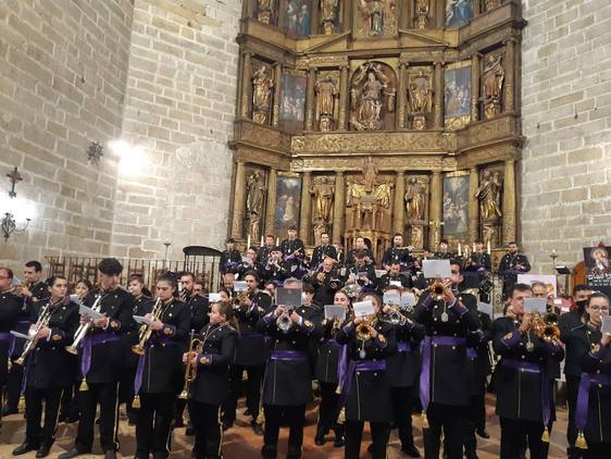 Las marchas cofrades de cuatro bandas y agrupaciones extremeñas resuenan entre los muros del templo casareño del siglo XVI
