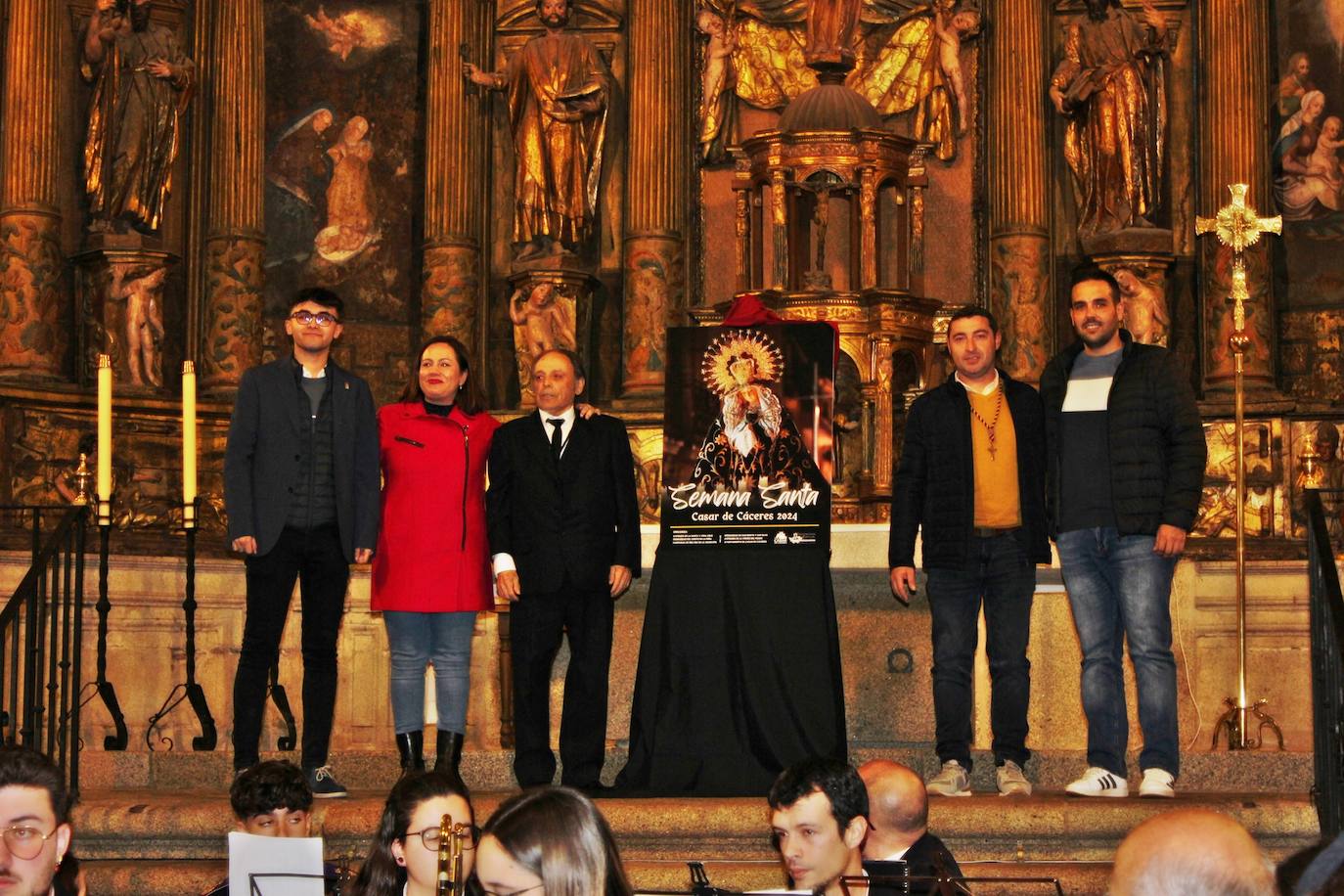 Imagen principal - Las marchas cofrades de cuatro bandas y agrupaciones extremeñas resuenan entre los muros del templo casareño del siglo XVI