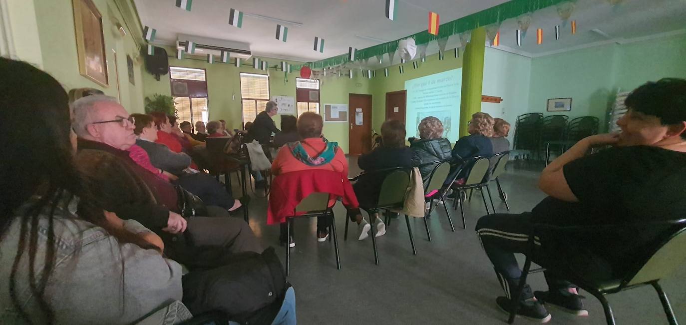 Imagen secundaria 1 - Los casareños defienden la igualdad real entre hombres y mujeres