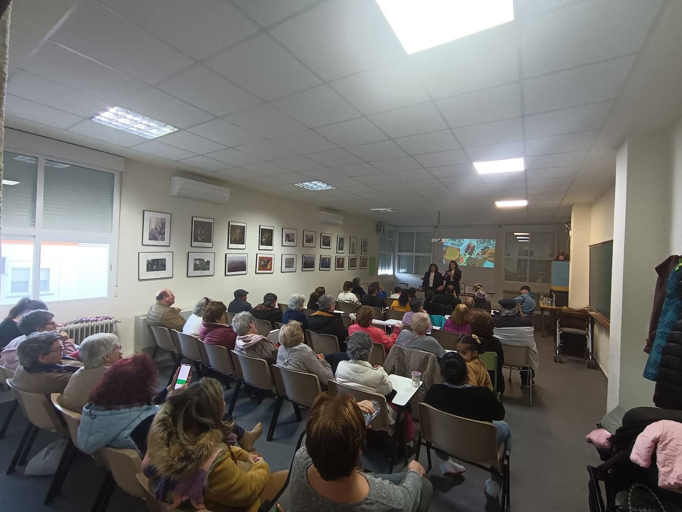 Imagen principal - Los casareños defienden la igualdad real entre hombres y mujeres