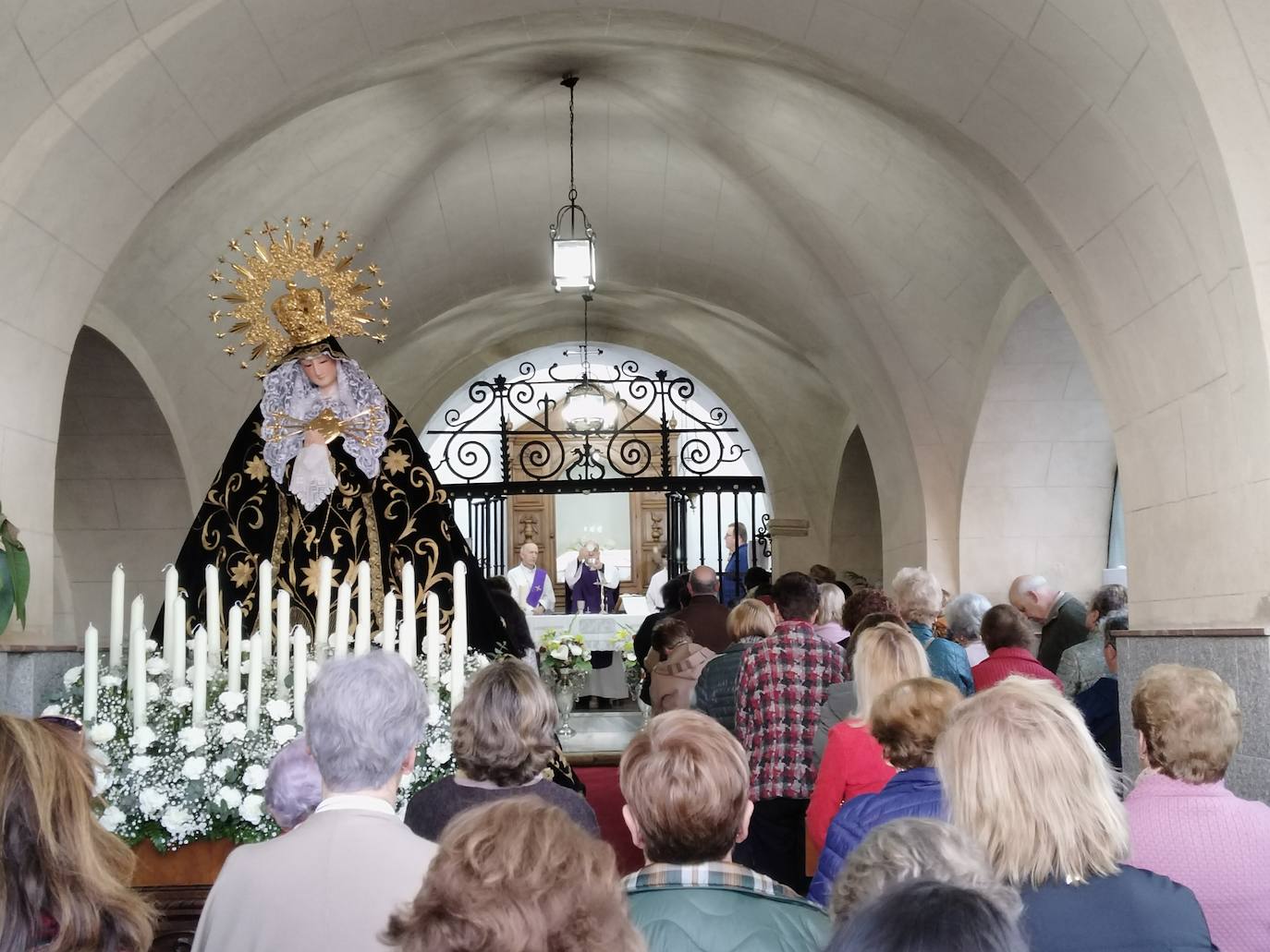 Imagen secundaria 1 - La Virgen de La Soledad regresa a la parroquia para los actos de la Semana Santa
