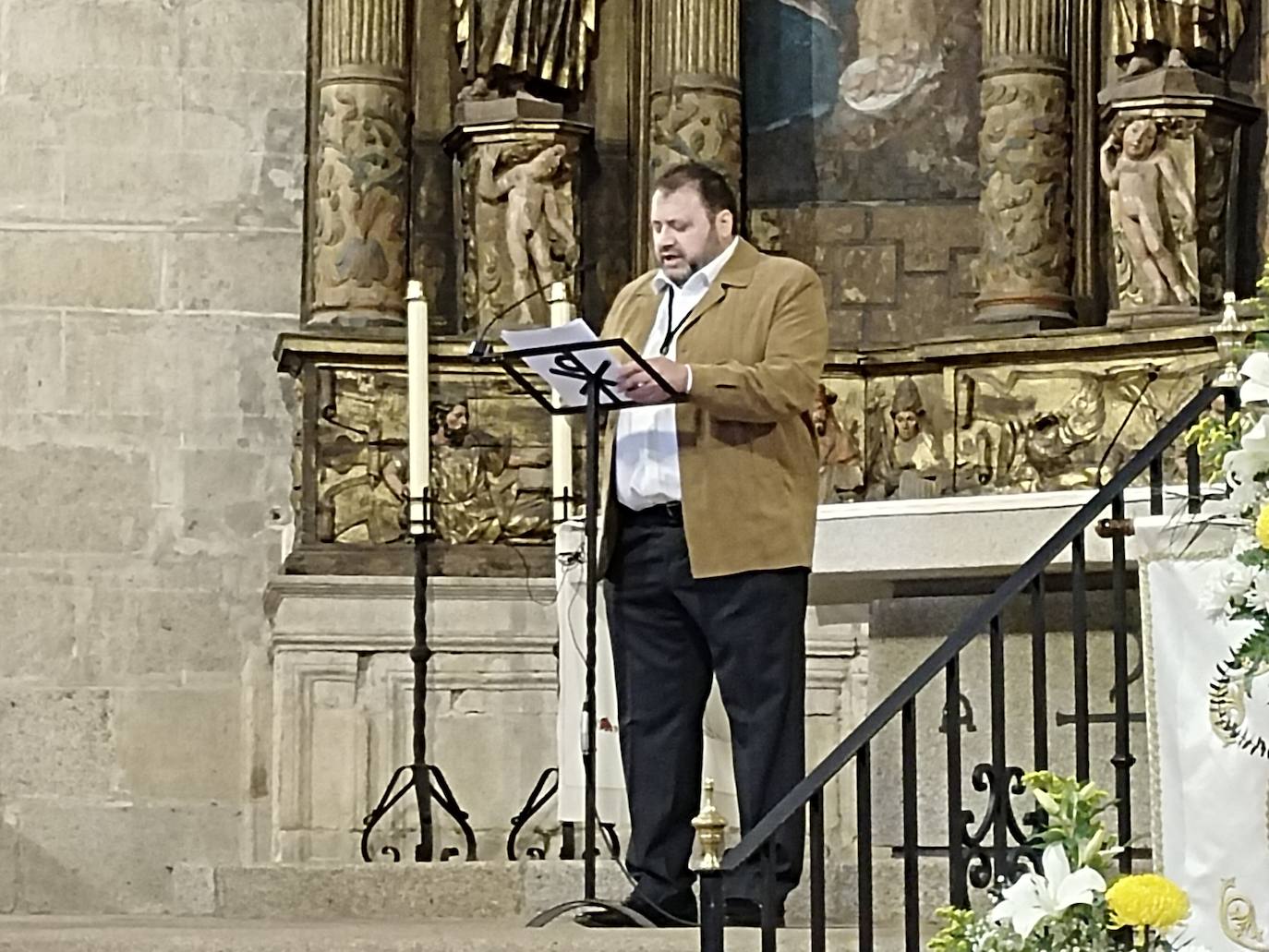 Imagen principal - La Hermandad del Cristo de la Peña, primera pregonera de la Semana Santa casareña