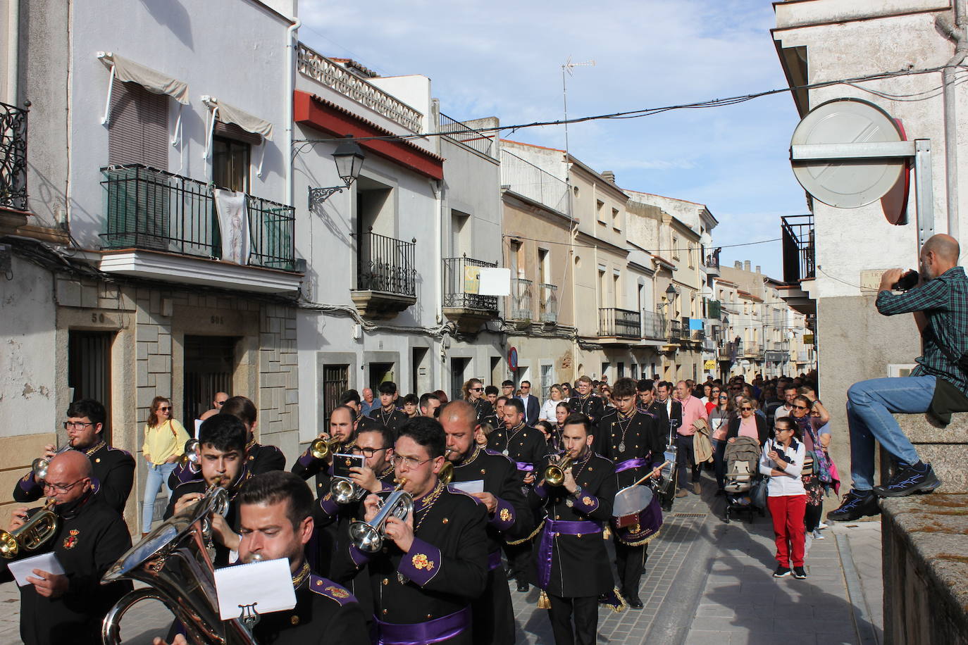 Imagen principal - La Hermandad del Cristo de la Peña, primera pregonera de la Semana Santa casareña
