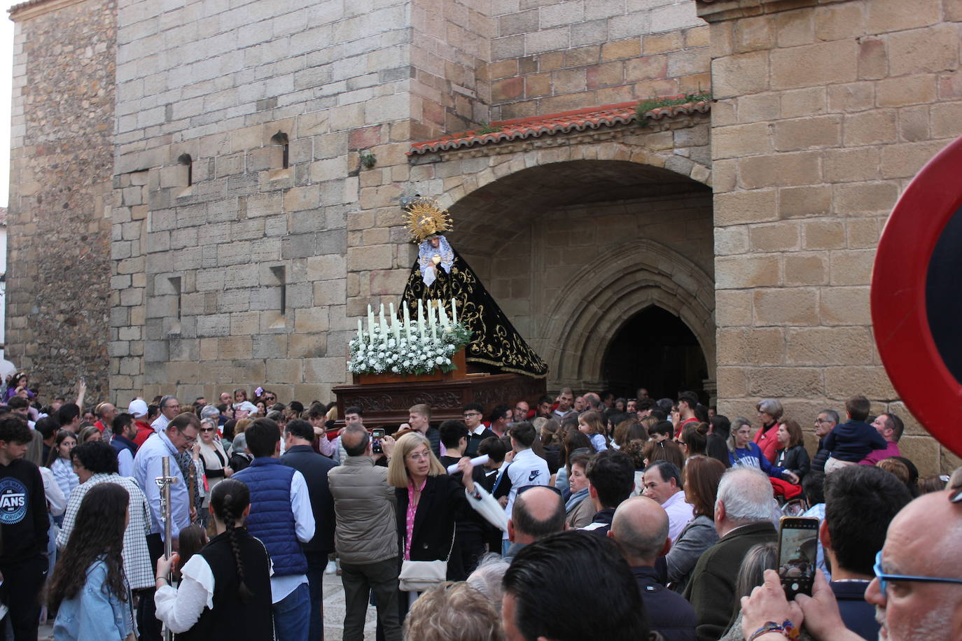 Numeroso público acompaña a La Soledad en el Vía Crucis del Domingo del Calvario
