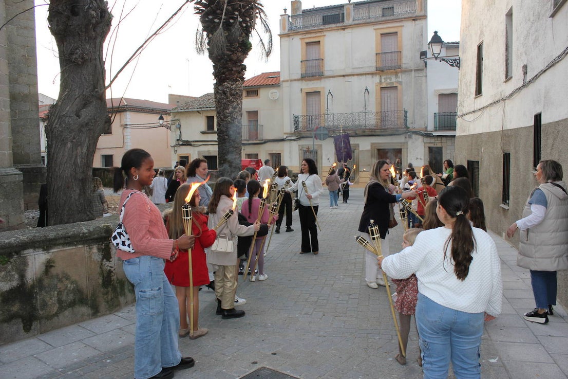Numeroso público acompaña a La Soledad en el Vía Crucis del Domingo del Calvario