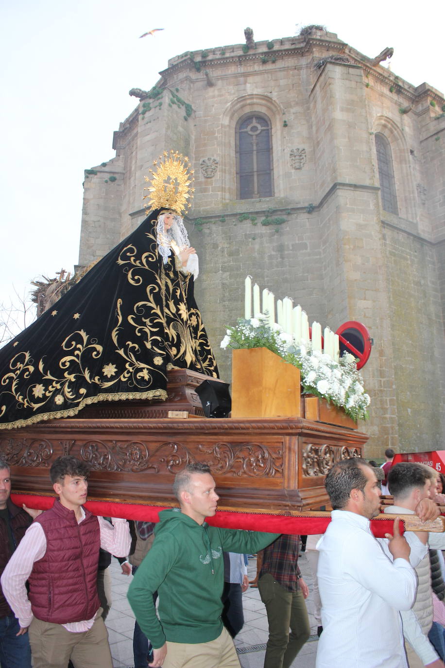 Numeroso público acompaña a La Soledad en el Vía Crucis del Domingo del Calvario