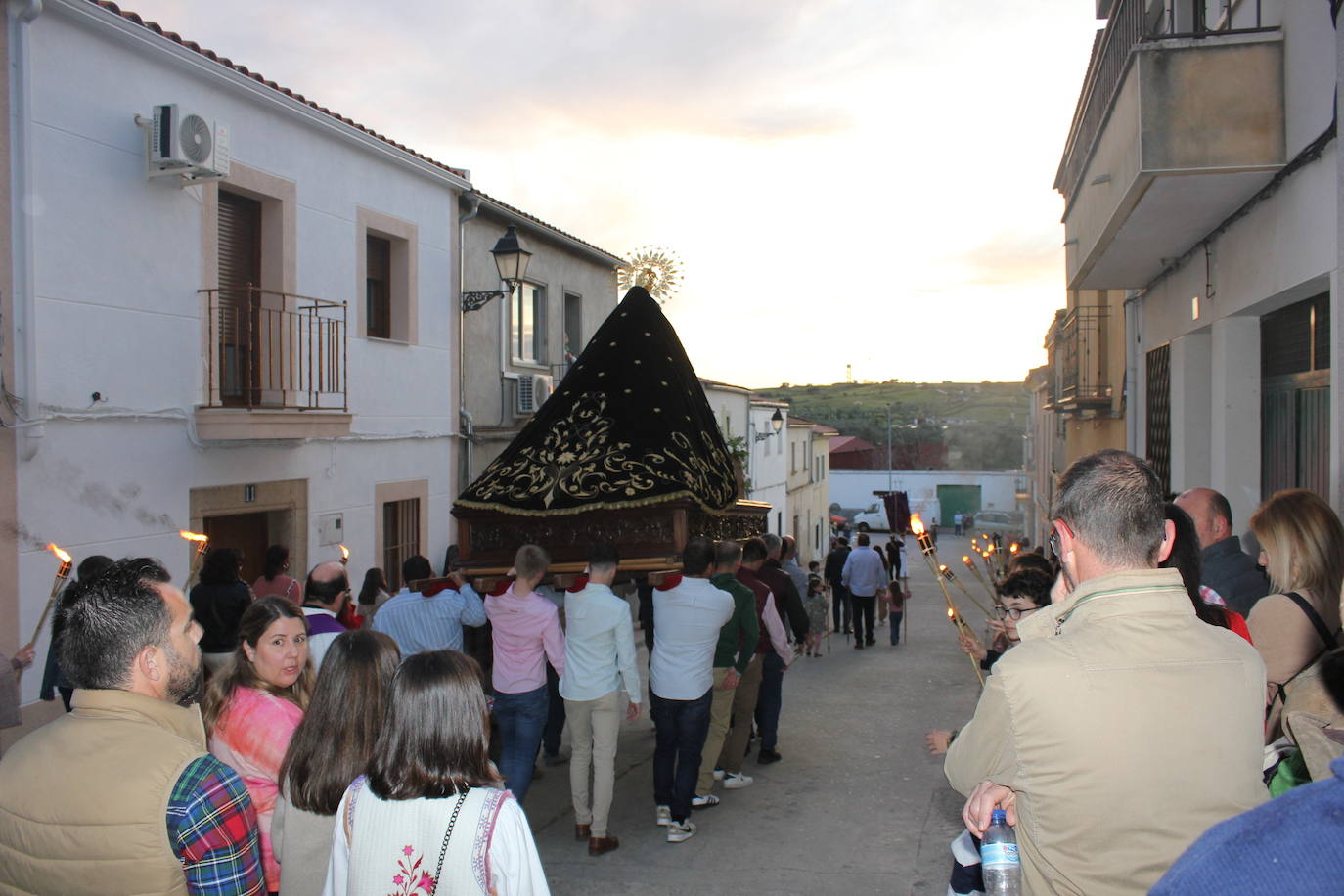 Numeroso público acompaña a La Soledad en el Vía Crucis del Domingo del Calvario