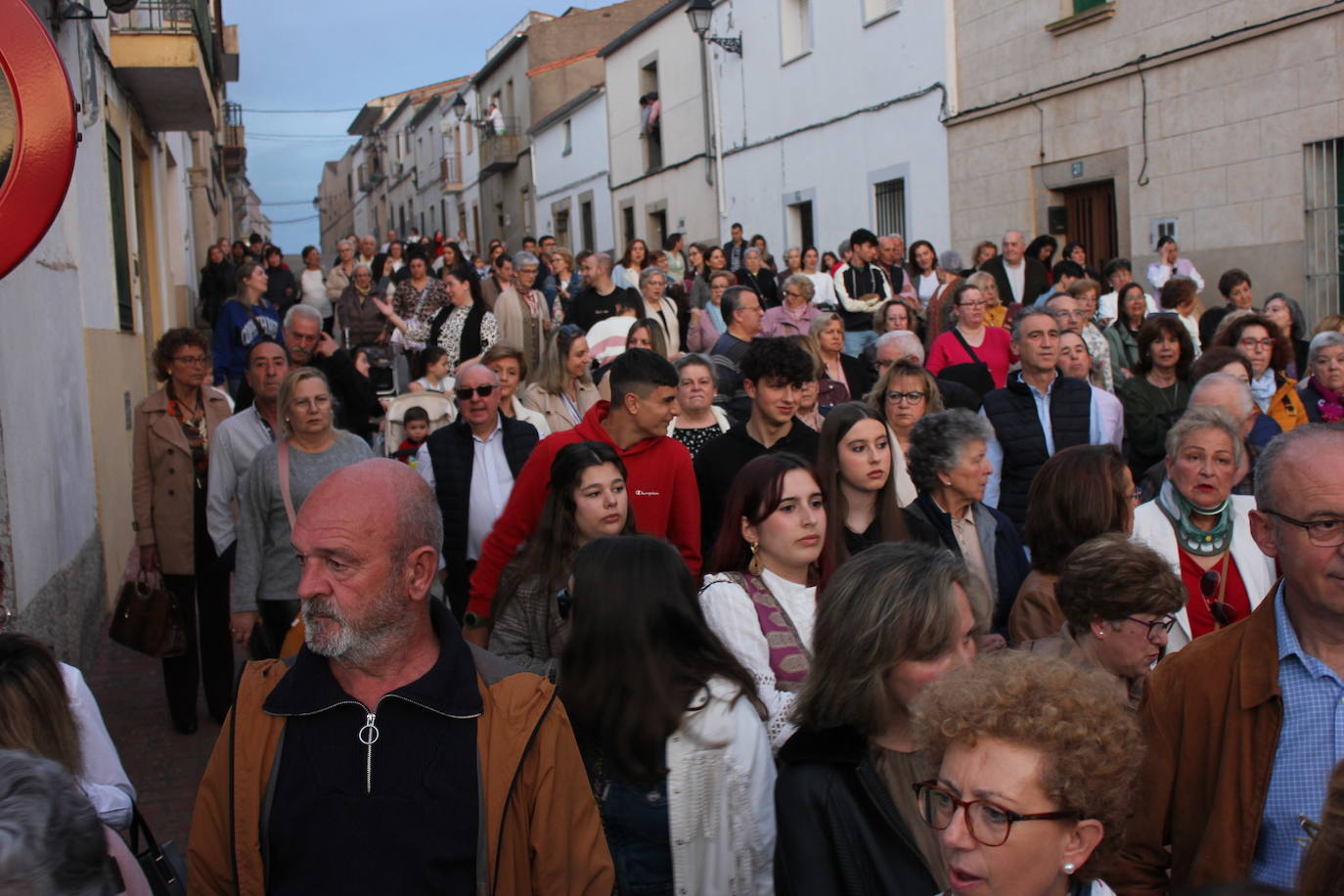 Numeroso público acompaña a La Soledad en el Vía Crucis del Domingo del Calvario