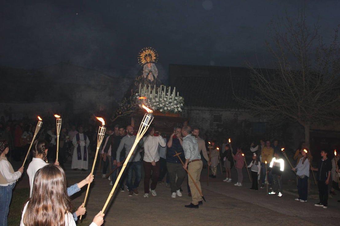 Numeroso público acompaña a La Soledad en el Vía Crucis del Domingo del Calvario