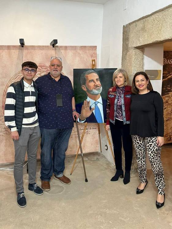 José María Aparicio, junto a su pintura de Felipe VI; el concejal de Cultura; la consejera de Turismo y la alcaldesa Marta Jordán.