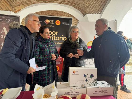 El peregrino francés junto a la alcaldesa, el concejal de Medio Ambiente y la técnico de Turismo.