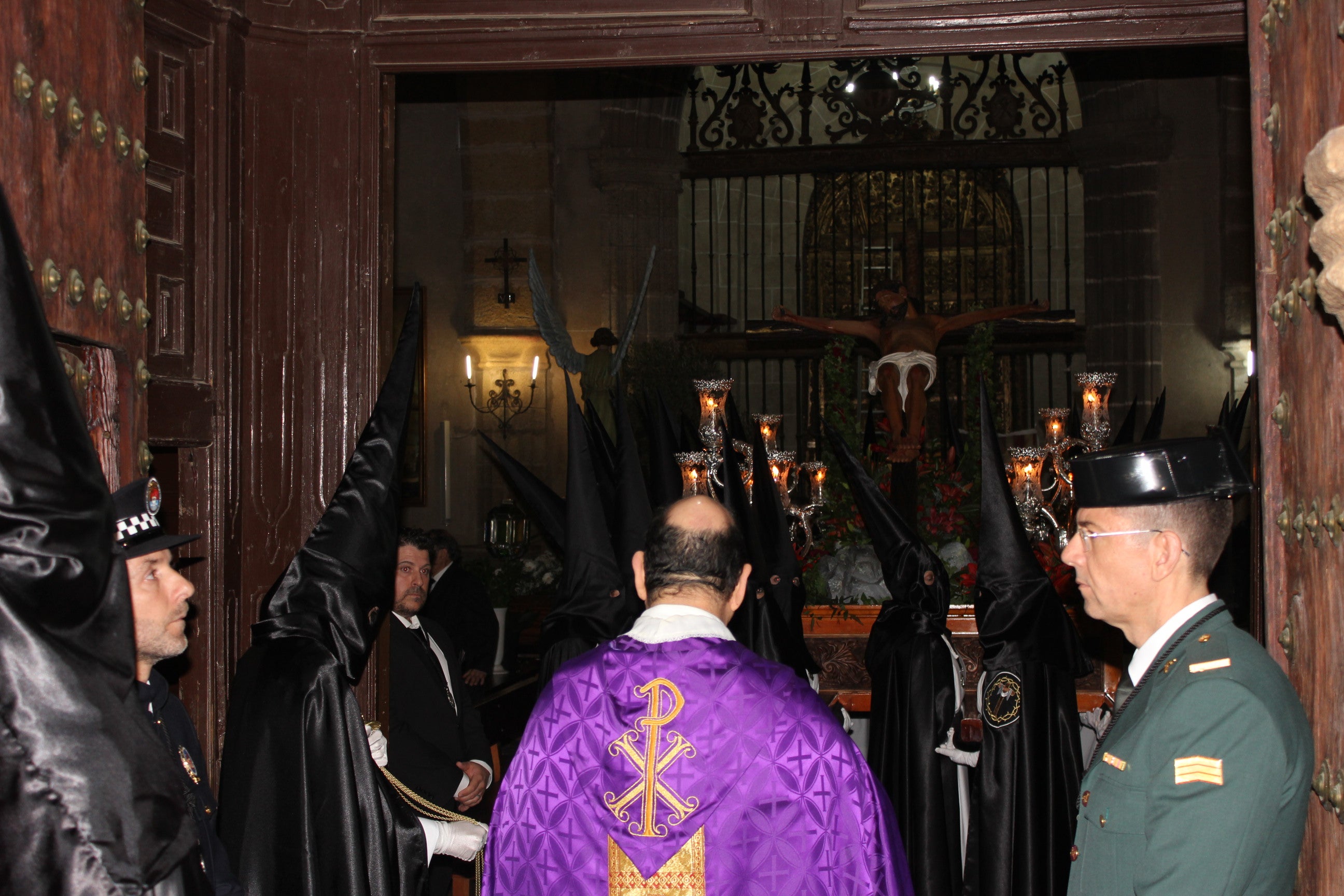 Imagen principal - La lluvia paraliza por primera vez en tres décadas el Vía Crucis del Cristo de la Peña