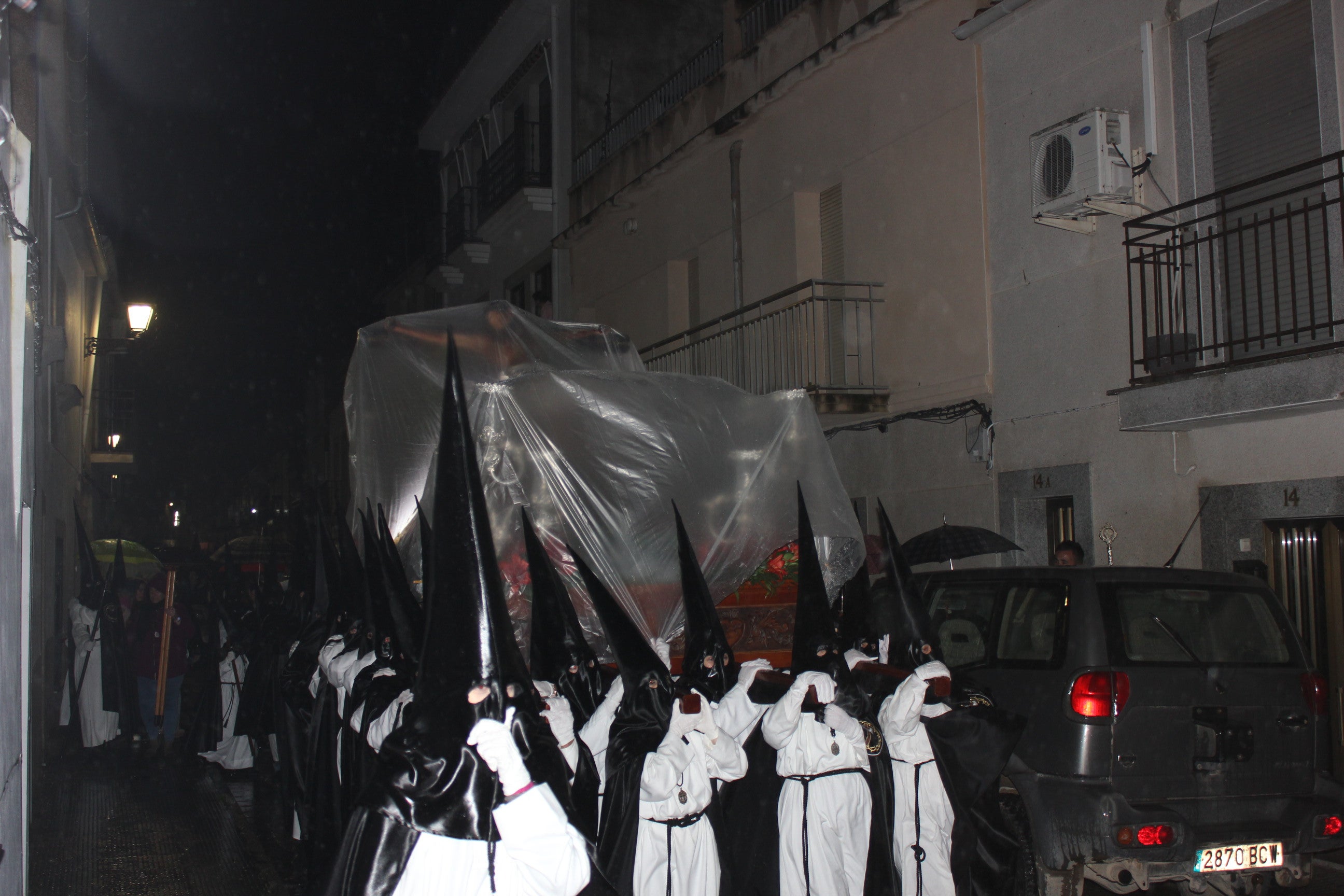 Imagen secundaria 1 - La lluvia paraliza por primera vez en tres décadas el Vía Crucis del Cristo de la Peña