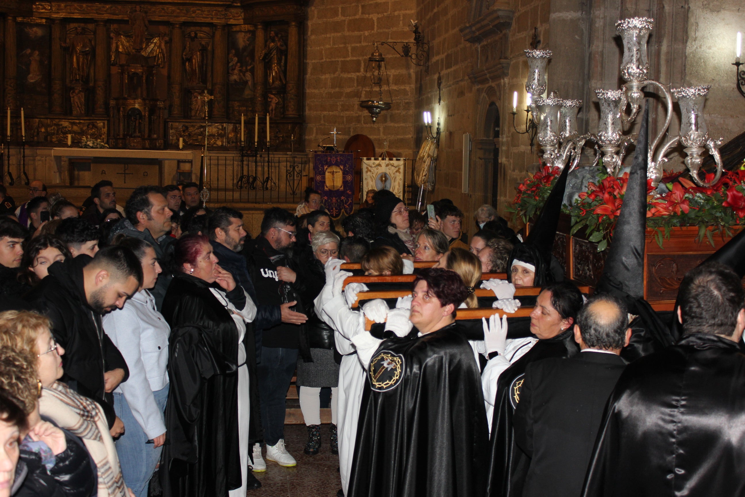 Imagen principal - La lluvia paraliza por primera vez en tres décadas el Vía Crucis del Cristo de la Peña