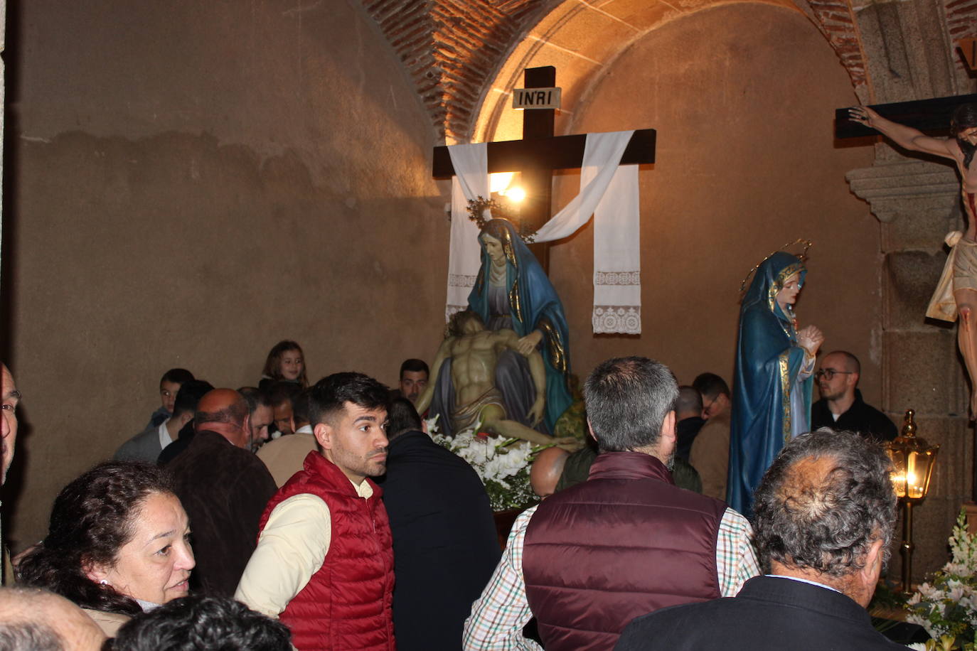 Imagen secundaria 1 - Las nueve imágenes de la procesión de La Pasión se quedan en la parroquia por la lluvia, un hecho inédito según los casareños más longevos