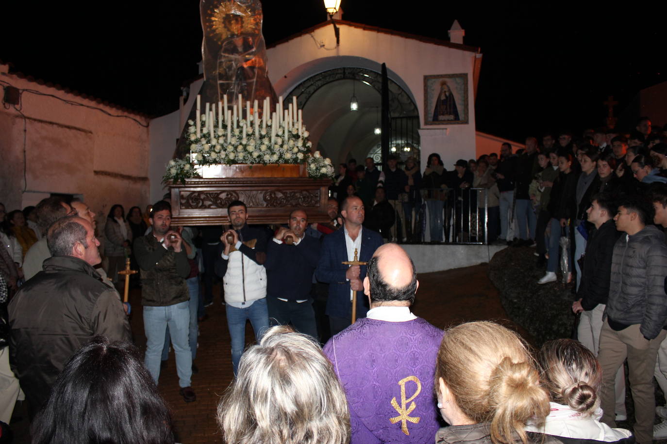 Imagen secundaria 1 - Suspenden la procesión del Silencio y trasladan a La Soledad a su ermita protegida con un plástico
