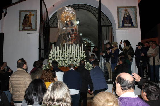 Suspenden la procesión del Silencio y trasladan a La Soledad a su ermita protegida con un plástico