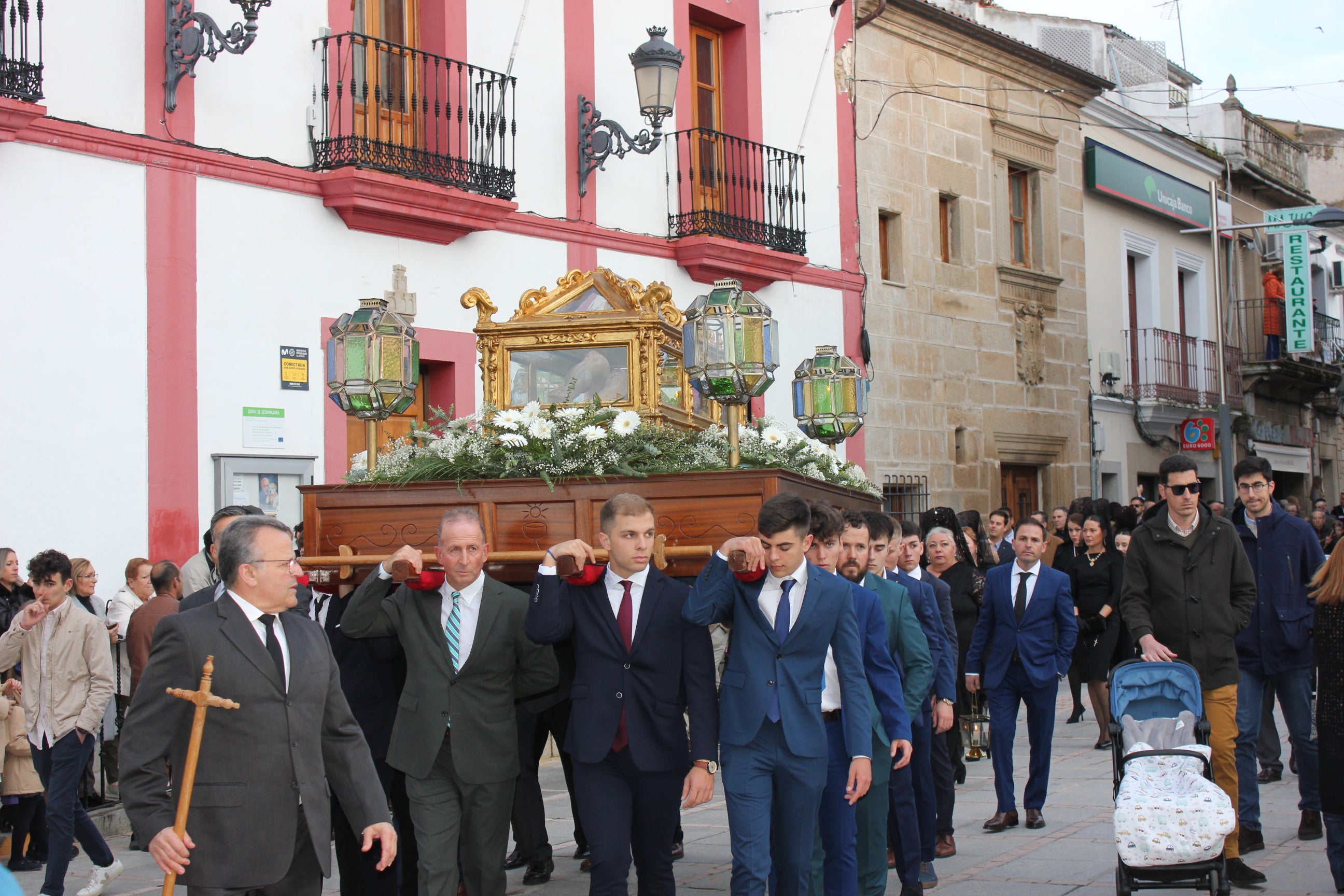 La procesión del Santo Entierro luce como manda la tradición