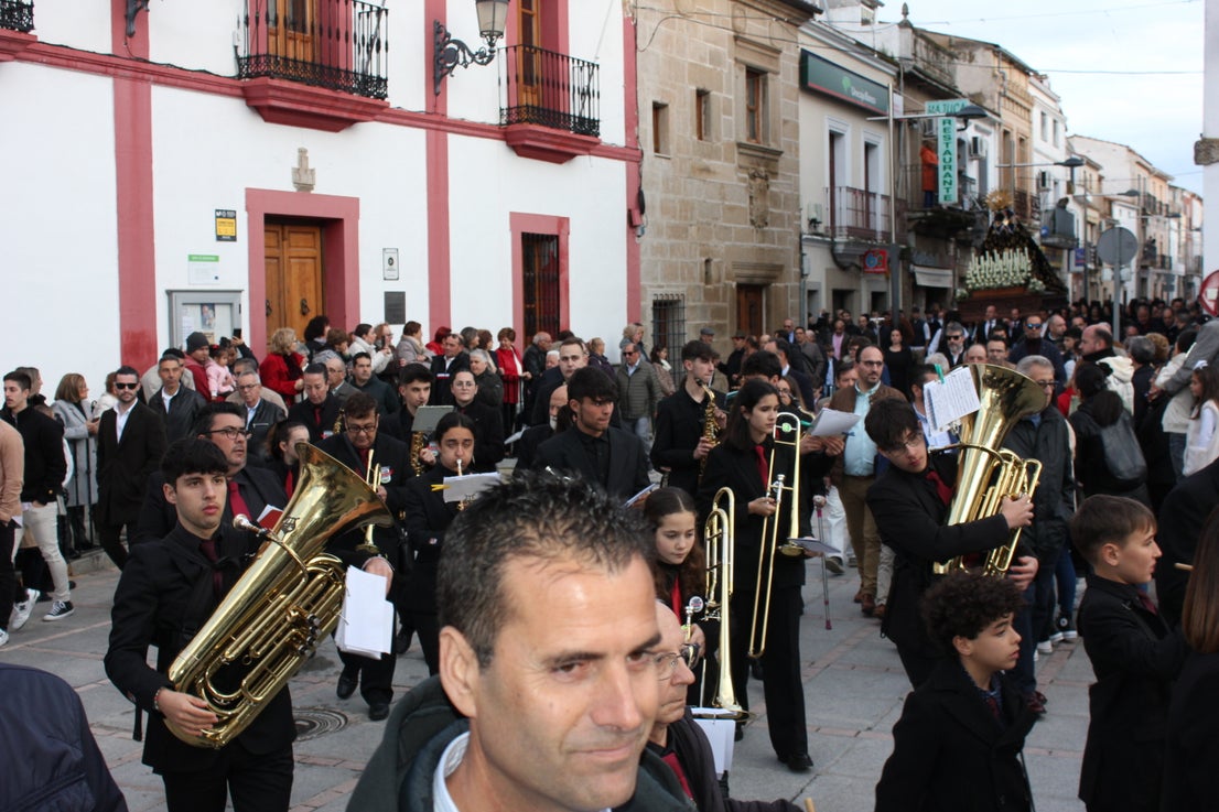La procesión del Santo Entierro luce como manda la tradición