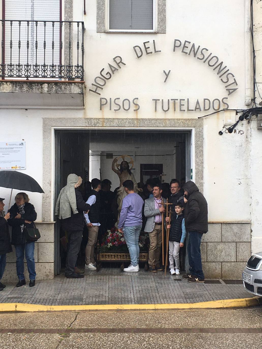 Imagen secundaria 1 - Un intenso chaparrón obliga a resguardar a la Virgen de la Asunción y Cristo Resucitado en plena procesión del Encuentro
