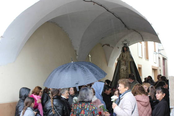 Un intenso chaparrón obliga a resguardar a la Virgen de la Asunción y Cristo Resucitado en plena procesión del Encuentro