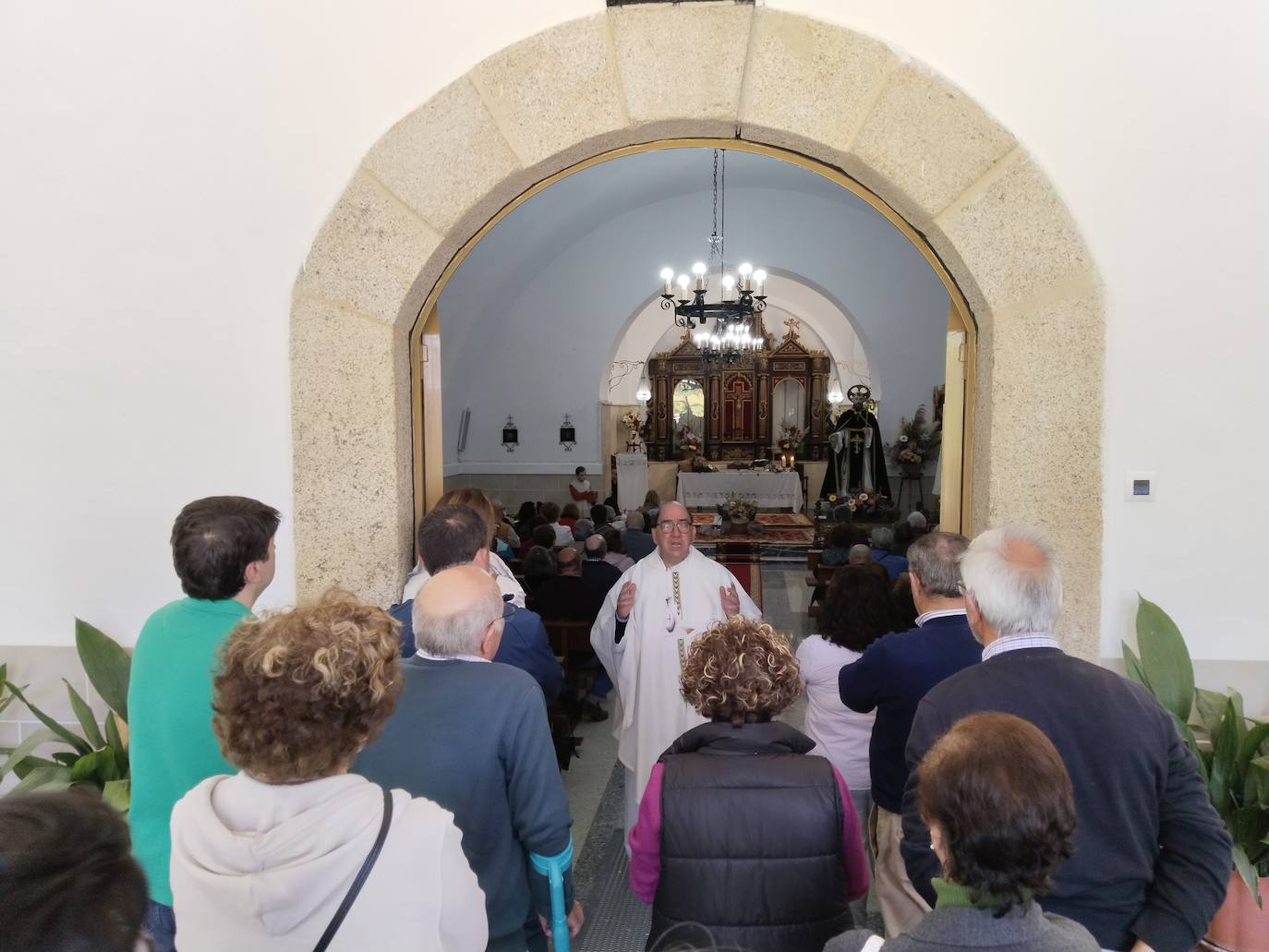 Imagen principal - El sol resplandece para la romería de San Benito