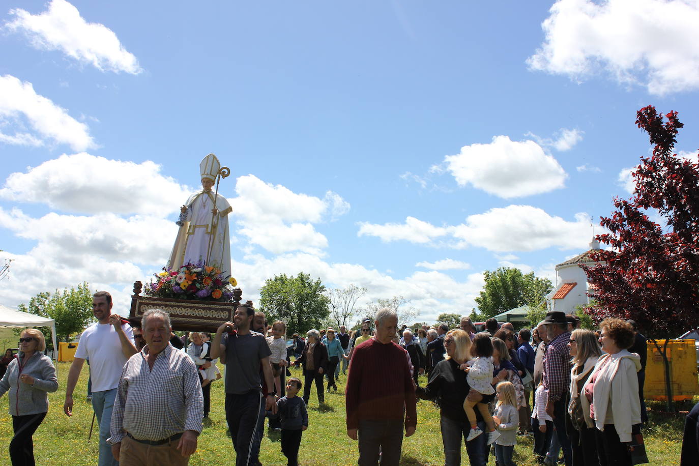 Imagen principal - El sol resplandece para la romería de San Benito