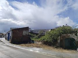 El tramo de solar y la nave anexa de esta imagen será destinado a la construcción de las seis viviendas.