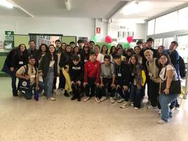 Alumnos y profesores que forman parte de este programa de intercambio, hoy en el IESO Vía de la Plata.