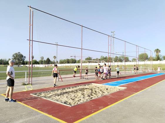 Los atletas casareños dan la bienvenida a la nueva pista de salto de longitud
