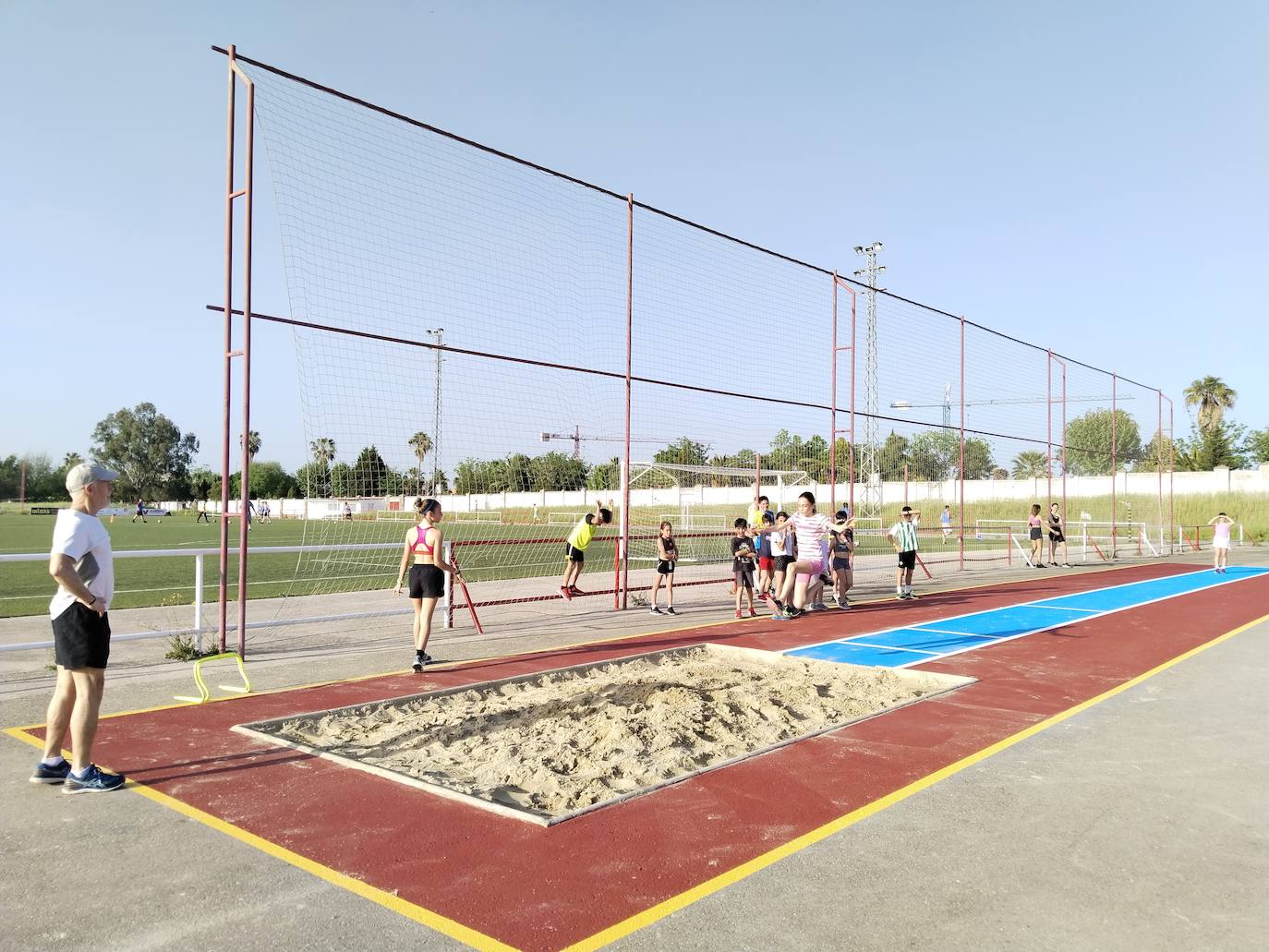 Los atletas casareños dan la bienvenida a la nueva pista de salto de longitud