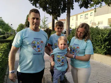La familia Rincón Blanco con las camisetas que ayudarán a seguir investigando a contrarreloj la enfermedad neurodegenerativa del pequeño Héctor.