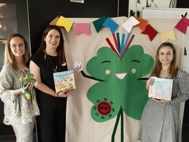 Las docentes Raquel Macías y Cristina Gimeno, junto a la médico e ilustradora del libro Ana Carmen Macías.