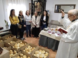 El diácono Carlos Moro ha bendecido esta mañana las piezas de pan en casa de los mayordomos.