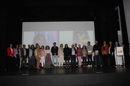 Foto de familia de galardonados, organizadores y jurado de los distintos certámenes.
