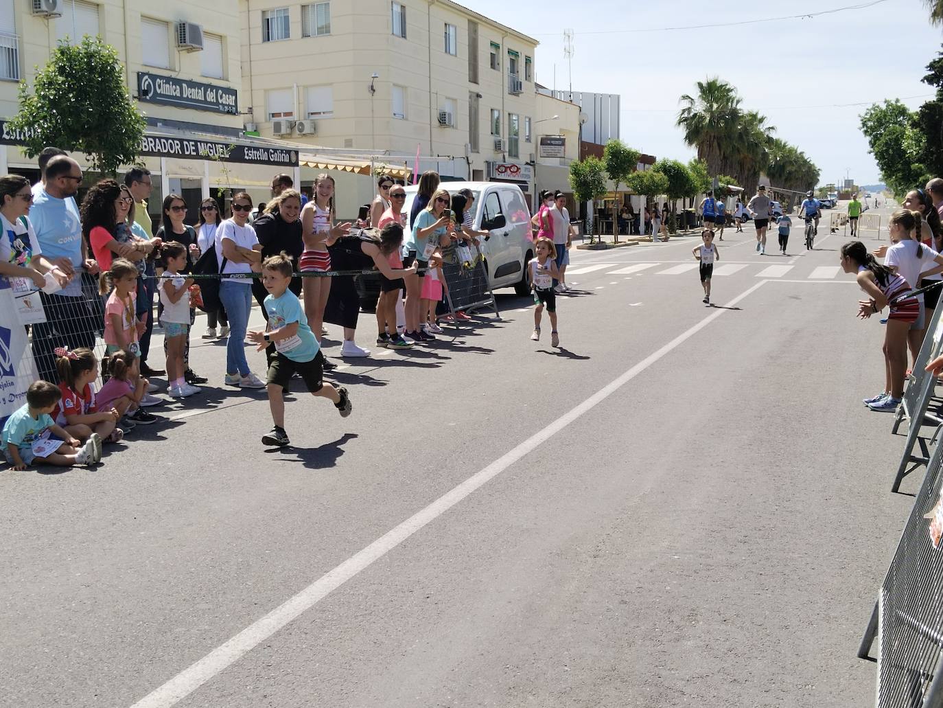 Imagen principal - Más de un centenar de corredores visibilizan el Tay-sachs y colaboran para su investigación