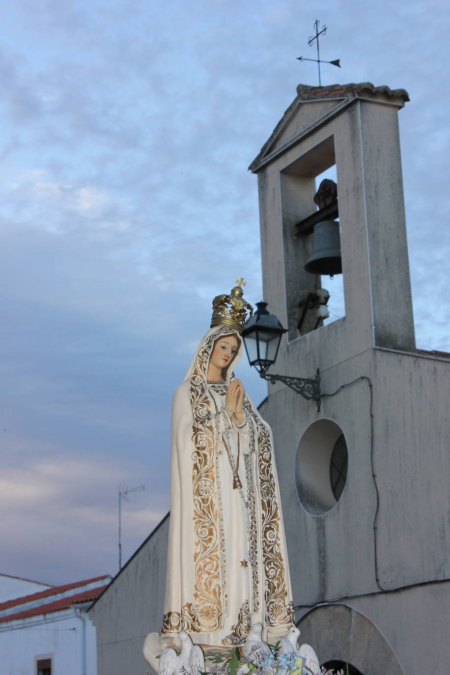 Numerosas personas arropan a la Virgen de Fátima en una procesión que no salía desde hacía más de 60 años
