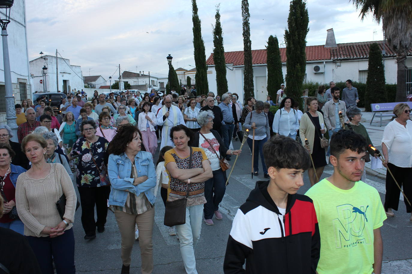 Numerosas personas arropan a la Virgen de Fátima en una procesión que no salía desde hacía más de 60 años